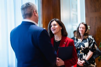 Am 21. November 2024 empfing Bundeskanzler Karl Nehammer (l.) die Botschafterin der Vereinigten Staaten von Amerika Victoria Reggie Kennedy (2.v.l.) zu einem Arbeitsgespr&auml;ch im Bundeskanzleramt.