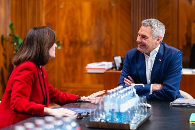 Am 21. November 2024 empfing Bundeskanzler Karl Nehammer (r.) die Botschafterin der Vereinigten Staaten von Amerika Victoria Reggie Kennedy (l.) zu einem Arbeitsgespr&auml;ch im Bundeskanzleramt.