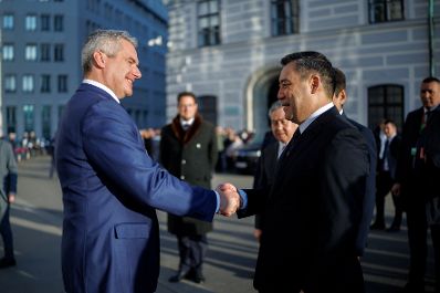 Am 25. November 2024 empfing Bundeskanzler Karl Nehammer (l.) Sadyr Dschaparow (r.) den Pr&auml;sidenten der Kirgisischen Republik zu einem Arbeitsgespr&auml;ch im Bundeskanzleramt.