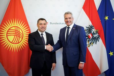Am 25. November 2024 empfing Bundeskanzler Karl Nehammer (r.) Sadyr Dschaparow (l.) den Pr&auml;sidenten der Kirgisischen Republik zu einem Arbeitsgespr&auml;ch im Bundeskanzleramt.