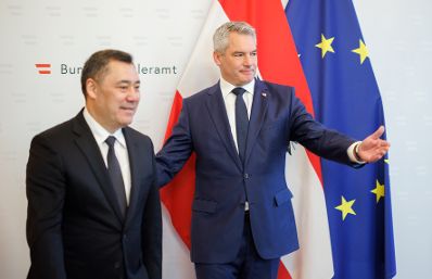 Am 25. November 2024 empfing Bundeskanzler Karl Nehammer (r.) Sadyr Dschaparow (l.) den Pr&auml;sidenten der Kirgisischen Republik zu einem Arbeitsgespr&auml;ch im Bundeskanzleramt.