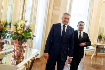 Am 25. November 2024 empfing Bundeskanzler Karl Nehammer (l.) Sadyr Dschaparow (r.) den Pr&auml;sidenten der Kirgisischen Republik zu einem Arbeitsgespr&auml;ch im Bundeskanzleramt.