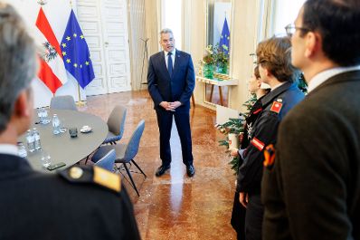 Am 4. Dezember 2024 empfing Bundeskanzler Karl Nehammer (m.) Vertreterinnen und Vertreter des MALTESER Hospitaldienstes im Bundeskanzleramt.