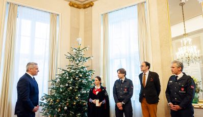 Am 4. Dezember 2024 empfing Bundeskanzler Karl Nehammer (l.) Vertreterinnen und Vertreter des MALTESER Hospitaldienstes im Bundeskanzleramt.