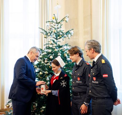 Am 4. Dezember 2024 empfing Bundeskanzler Karl Nehammer (l.) Vertreterinnen und Vertreter des MALTESER Hospitaldienstes im Bundeskanzleramt.