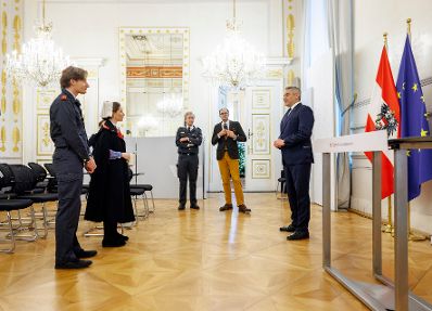 Am 4. Dezember 2024 empfing Bundeskanzler Karl Nehammer (r.) Vertreterinnen und Vertreter des MALTESER Hospitaldienstes im Bundeskanzleramt.