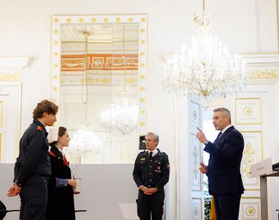 Am 4. Dezember 2024 empfing Bundeskanzler Karl Nehammer (r.) Vertreterinnen und Vertreter des MALTESER Hospitaldienstes im Bundeskanzleramt.