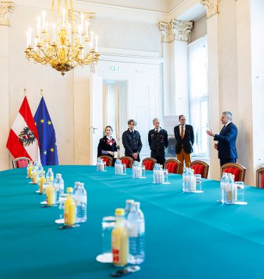 Am 4. Dezember 2024 empfing Bundeskanzler Karl Nehammer (r.) Vertreterinnen und Vertreter des MALTESER Hospitaldienstes im Bundeskanzleramt.