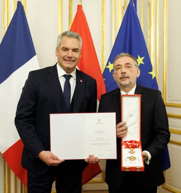 Am 6. Dezember 2024 reiste Bundeskanzler Karl Nehammer (l.) anl&auml;sslich der Er&ouml;ffnungszeremonie im Notre Dame de Paris zu einem mehrt&auml;gigen Arbeitsbesuch nach Paris. Im Bild bei der Ordensverleihung an Pr&auml;sident Gilles P&eacute;cout (r.).