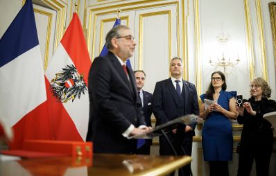 Am 6. Dezember 2024 reiste Bundeskanzler Karl Nehammer anl&auml;sslich der Er&ouml;ffnungszeremonie im Notre Dame de Paris zu einem mehrt&auml;gigen Arbeitsbesuch nach Paris. Im Bild bei der Ordensverleihung an Pr&auml;sident Gilles P&eacute;cout.