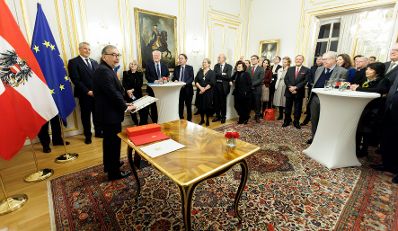 Am 6. Dezember 2024 reiste Bundeskanzler Karl Nehammer anl&auml;sslich der Er&ouml;ffnungszeremonie im Notre Dame de Paris zu einem mehrt&auml;gigen Arbeitsbesuch nach Paris. Im Bild bei der Ordensverleihung an Pr&auml;sident Gilles P&eacute;cout.