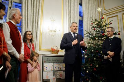 Am 7. Dezember 2024 reiste Bundeskanzler Karl Nehammer (m.) anl&auml;sslich der Er&ouml;ffnungszeremonie im Notre Dame de Paris zu einem mehrt&auml;gigen Arbeitsbesuch nach Paris. Im Bild bei der Adventfeier der &Ouml;sterreich Vereinigung in Paris.