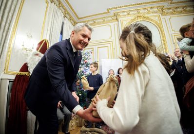 Am 7. Dezember 2024 reiste Bundeskanzler Karl Nehammer (l.) anl&auml;sslich der Er&ouml;ffnungszeremonie im Notre Dame de Paris zu einem mehrt&auml;gigen Arbeitsbesuch nach Paris. Im Bild bei der Adventfeier der &Ouml;sterreich Vereinigung in Paris.