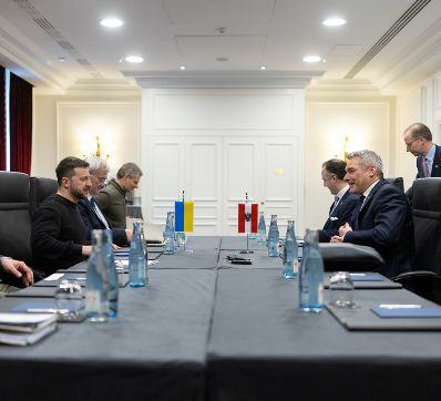 Am 7. Dezember 2024 reiste Bundeskanzler Karl Nehammer (r.) anl&auml;sslich der Er&ouml;ffnungszeremonie im Notre Dame de Paris zu einem mehrt&auml;gigen Arbeitsbesuch nach Paris. Im Bild mit dem ukrainischen Pr&auml;sidenten Wolodymyr Selenskyj (l.).