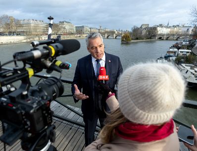 Am 7. Dezember 2024 reiste Bundeskanzler Karl Nehammer anl&auml;sslich der Er&ouml;ffnungszeremonie im Notre Dame de Paris zu einem mehrt&auml;gigen Arbeitsbesuch nach Paris. Im Bild bei einem Interview.