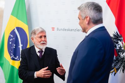 Am 9. Dezember 2024 empfing Bundeskanzler Karl Nehammer (r.) den Chefberater des brasilianischen Pr&auml;sidenten Celso Amorim (l.) zu einem Arbeitsgespr&auml;ch.