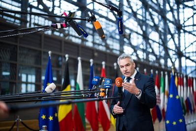 Am 19. Dezember 2024 nahm Bundeskanzler Karl Nehammer (l.) an dem Treffen der EU-Staats- und Regierungschefs in Br&uuml;ssel teil. Im Bild beim Doorstep.