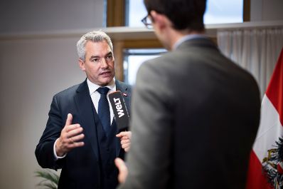 Am 19. Dezember 2024 nahm Bundeskanzler Karl Nehammer an dem Treffen der EU-Staats- und Regierungschefs in Br&uuml;ssel teil. Im Bild bei einem Interview.