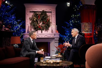 Am 24. Dezember 2024 nahm Bundeskanzler Karl Nehammer (r.) an der Licht ins Dunkel Spendenaktion im ORF Zentrum Wien teil.