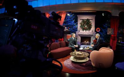 Am 24. Dezember 2024 nahm Bundeskanzler Karl Nehammer (r.) an der Licht ins Dunkel Spendenaktion im ORF Zentrum Wien teil.