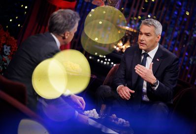 Am 24. Dezember 2024 nahm Bundeskanzler Karl Nehammer (r.) an der Licht ins Dunkel Spendenaktion im ORF Zentrum Wien teil.