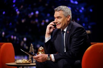 Am 24. Dezember 2024 nahm Bundeskanzler Karl Nehammer an der Licht ins Dunkel Spendenaktion im ORF Zentrum Wien teil.