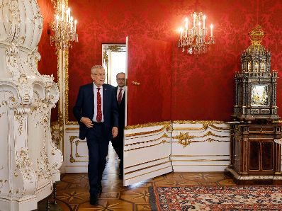 Am 11. Oktober 2021 wurde Bundeskanzler Alexander Schallenberg (r.) angelobt. Im Bild mit Bundespr&auml;sident Alexander Van der Bellen (l.).