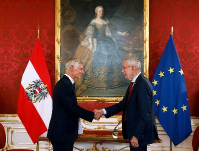 Am 11. Oktober 2021 wurde Bundeskanzler Alexander Schallenberg angelobt. Im Bild w&auml;hrend der Angelobung von Au&szlig;enminister Michael Linhart (l.) mit Alexander Van der Bellen (r.).