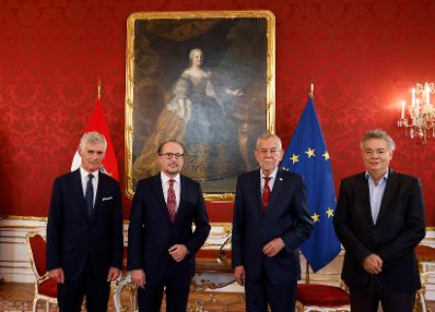 Am 11. Oktober 2021 wurde Bundeskanzler Alexander Schallenberg (2. v. l.) angelobt. Im Bild mit Au&szlig;enminister Michael Linhart (l.), Bundespr&auml;sident Alexander Van der Bellen (3. v. l.) und Vizekanzler Werner Kogler (r.).