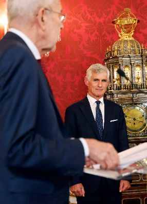Am 11. Oktober 2021 wurde Bundesminister Michael Linhart (r.) angelobt. Im Bild mit Bundespr&auml;sident Alexander Van der Bellen (l.)
