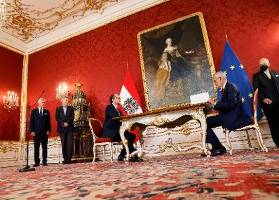 Am 11. Oktober 2021 wurde Bundeskanzler Alexander Schallenberg (m.) angelobt. I Bild mit Au&szlig;enminister Michael Linhart (l.), Vizekanzler Werner Kogler (2. v. l.) und Bundespr&auml;sident Alexander Van der Bellen (r.).