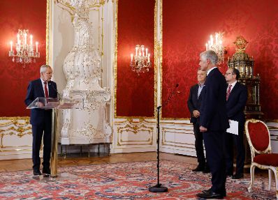 Am 11. Oktober 2021 wurde Bundeskanzler Alexander Schallenberg (r.) angelobt. Im Bild w&auml;hren der Angelobung von Au&szlig;enminister Michael Linhart (2. v. r.).