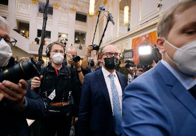 Am 12. Oktober 2021 stellte Bundeskanzler Alexander Schallenberg (m.) im Nationalrat im Parlament das Arbeitsprogramm der Bundesregierung vor.
