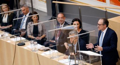 Am 12. Oktober 2021 stellte Bundeskanzler Alexander Schallenberg im Nationalrat im Parlament das Arbeitsprogramm der Bundesregierung vor. Im Bild (v.l.n.r.) Bundesministerin Susanne Raab, Bundesminister Karl Nehammer, Bundesministerin Karoline Edtstadler, Bundesminister Heinz Fa&szlig;mann, Bundesministerin Elisabeth K&ouml;stinger, Vizekanzler Werner Kogler und Bundeskanzler Alexander Schallenberg.
