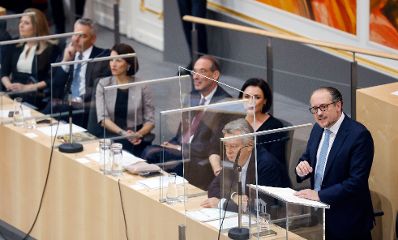 Am 12. Oktober 2021 stellte Bundeskanzler Alexander Schallenberg im Nationalrat im Parlament das Arbeitsprogramm der Bundesregierung vor. Im Bild (v.l.n.r.) Bundesministerin Susanne Raab, Bundesminister Karl Nehammer, Bundesministerin Karoline Edtstadler, Bundesminister Heinz Fa&szlig;mann, Bundesministerin Elisabeth K&ouml;stinger, Vizekanzler Werner Kogler und Bundeskanzler Alexander Schallenberg.