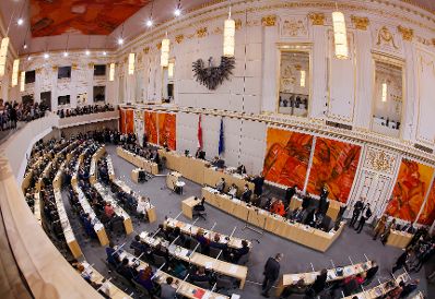 Am 12. Oktober 2021 stellte Bundeskanzler Alexander Schallenberg im Nationalrat im Parlament das Arbeitsprogramm der Bundesregierung vor.