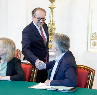 Am 13. Oktober 2021 fand der Ministerrat im Bundeskanzleramt statt. Im Bild Bundeskanzler Alexander Schallenberg (l.) mit Vizekanzler Werner Kogler (r.).