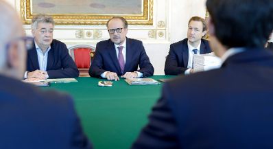 Am 13. Oktober 2021 fand der Ministerrat im Bundeskanzleramt statt. Im Bild (v.l.n.r.) Vizekanzler Werner Kogler, Bundeskanzler Alexander Schallenberg und Bundesminister Gernot Bl&uuml;mel.