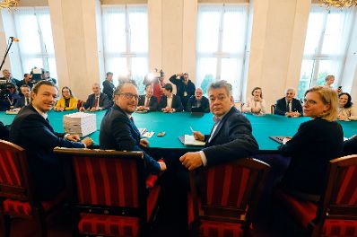 Am 13. Oktober 2021 fand der Ministerrat im Bundeskanzleramt statt. Im Bild (v.r.n.l.) Bundesministerin Leonore Gewessler, Vizekanzler Werner Kogler, Bundeskanzler Alexander Schallenberg und Bundesminister Gernot Bl&uuml;mel.