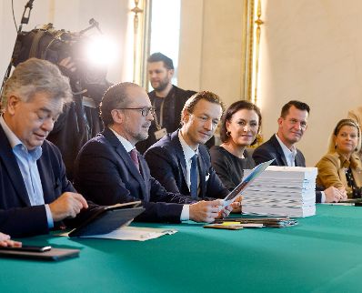 Am 13. Oktober 2021 fand der Ministerrat im Bundeskanzleramt statt. Im Bild (v.l.n.r.) Vizekanzler Werner Kogler, Bundeskanzler Alexander Schallenberg, Bundesminister Gernot Bl&uuml;mel, Bundesministerin Elisabeth K&ouml;stinger, Bundesminister Wolfgang M&uuml;ckstein und Bundesministerin Klaudia Tanner.