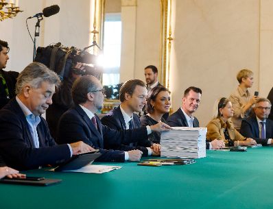 Am 13. Oktober 2021 fand der Ministerrat im Bundeskanzleramt statt. Im Bild (v.l.n.r.) Vizekanzler Werner Kogler, Bundeskanzler Alexander Schallenberg, Bundesminister Gernot Bl&uuml;mel, Bundesministerin Elisabeth K&ouml;stinger, Bundesminister Wolfgang M&uuml;ckstein, Bundesministerin Klaudia Tanner und Staatssekret&auml;r Magnus Brunner.