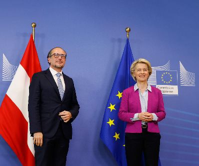 Am 14. Oktober 2021 reiste Bundeskanzler Alexander Schallenberg (l.) zu einem Arbeitsbesuch nach Br&uuml;ssel. Im Bild mit der Pr&auml;sidentin der Europ&auml;ischen Kommission Ursula von der Leyen (r.).