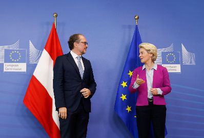 Am 14. Oktober 2021 reiste Bundeskanzler Alexander Schallenberg (l.) zu einem Arbeitsbesuch nach Br&uuml;ssel. Im Bild mit der Pr&auml;sidentin der Europ&auml;ischen Kommission Ursula von der Leyen (r.).