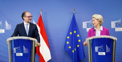 Am 14. Oktober 2021 reiste Bundeskanzler Alexander Schallenberg (l.) zu einem Arbeitsbesuch nach Br&uuml;ssel. Im Bild mit der Pr&auml;sidentin der Europ&auml;ischen Kommission Ursula von der Leyen (r.).