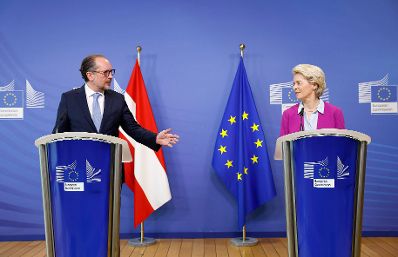 Am 14. Oktober 2021 reiste Bundeskanzler Alexander Schallenberg (l.) zu einem Arbeitsbesuch nach Br&uuml;ssel. Im Bild mit der Pr&auml;sidentin der Europ&auml;ischen Kommission Ursula von der Leyen (r.).