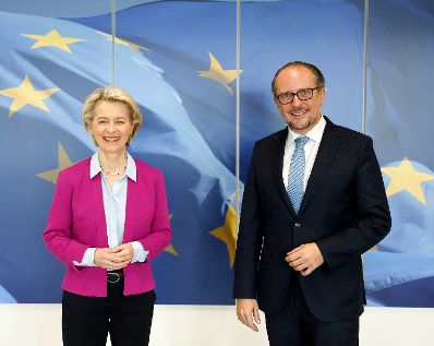 Am 14. Oktober 2021 reiste Bundeskanzler Alexander Schallenberg (r.) zu einem Arbeitsbesuch nach Br&uuml;ssel. Im Bild mit der Pr&auml;sidentin der Europ&auml;ischen Kommission Ursula von der Leyen (l.).