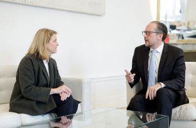 Am 18. Oktober 2021 empfing Bundeskanzler Alexander Schallenberg (r.) die NEOS-Parteivorsitzende Beate Meinl-Reisinger (l.) zu einem Gespr&auml;ch.