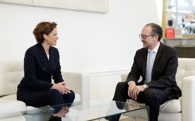 Am 18. Oktober 2021 empfing Bundeskanzler Alexander Schallenberg (r.) die SP&Ouml;-Parteivorsitzende Pamela Rendi-Wagner (l.) zu einem Gespr&auml;ch.