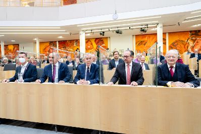 Am 19. Oktober 2021 hielt Bundeskanzler Alexander Schallenberg (2. v. r.) eine Rede bei der Vollversammlung des &Ouml;sterreichischen Seniorenrats. Im Bild mit Bundesminister Wolfgang M&uuml;ckstein (l.), Nationalratspr&auml;sident Wolfgang Sobotka (2. v. l.), Bundespr&auml;sident Alexander van der Bellen (3. v. l.) und dem ehemaligen Nationalratspr&auml;sident Andreas Kohl.