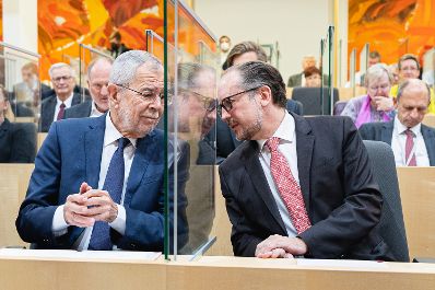 Am 19. Oktober 2021 hielt Bundeskanzler Alexander Schallenberg (r.) eine Rede bei der Vollversammlung des &Ouml;sterreichischen Seniorenrats. Im Bild mit Bundespr&auml;sident Alexander van der Bellen (l.)